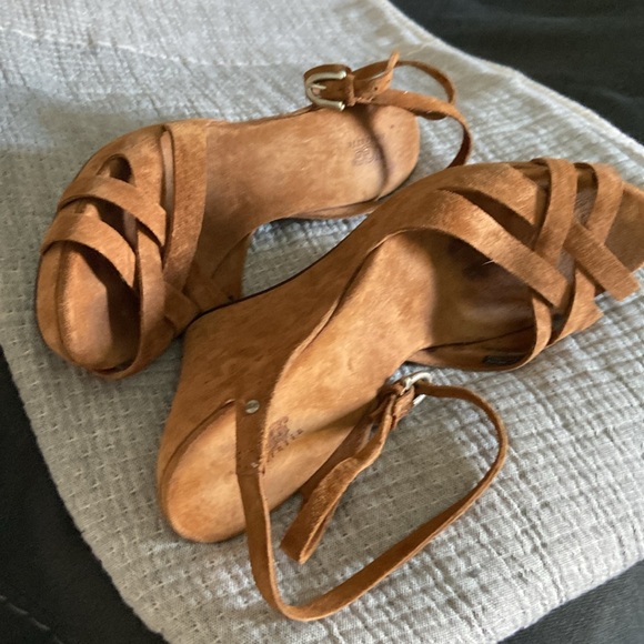 UGG Dark Tan Suede Wedge ~ Ankle Strap Gorgeous Comfortable Sandals. Sz. 7.5 - Picture 6 of 7
